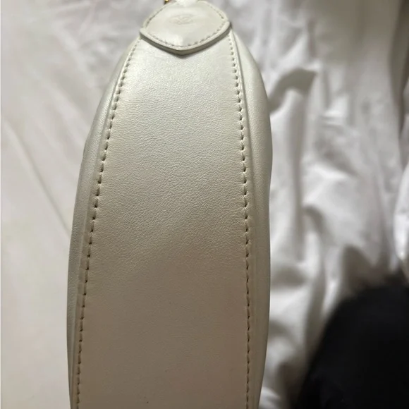 Louis Vuitton White Shoulder Bag with Gold Chain - Picture 4 of 11